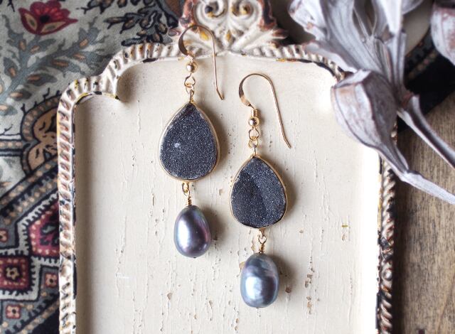 ドゥルージークォーツとブラックパールのピアス