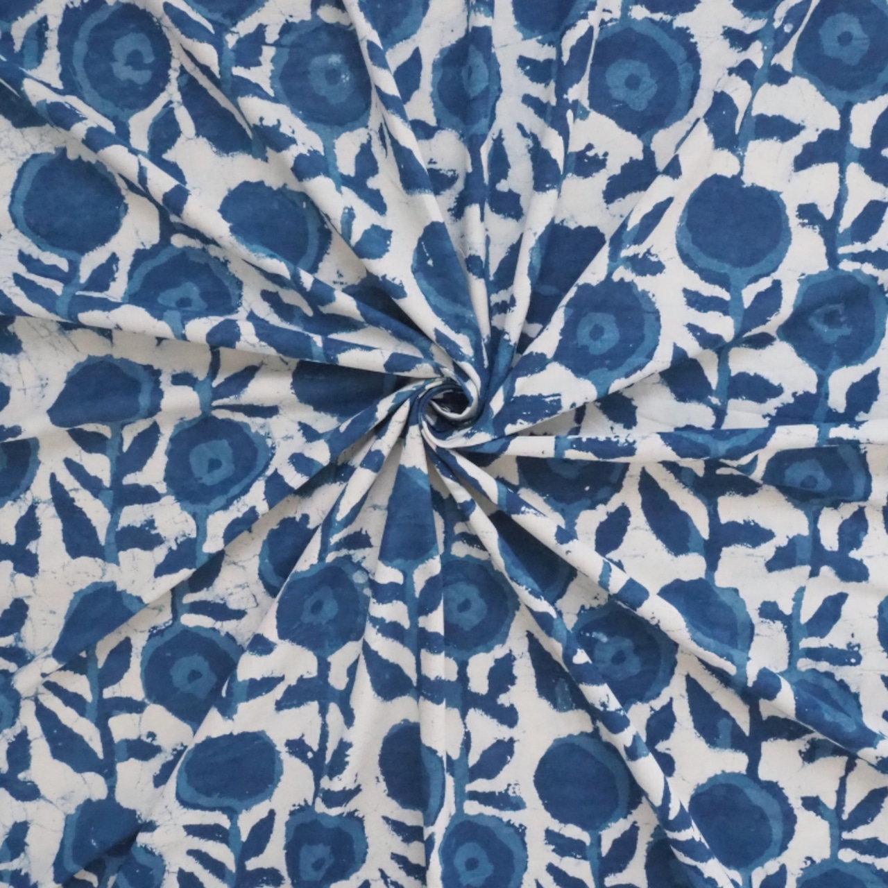 ブロックプリント生地【50cm単位】インド綿 花柄 インディゴ×白 #75210-NV1 <Dabu Indigo>