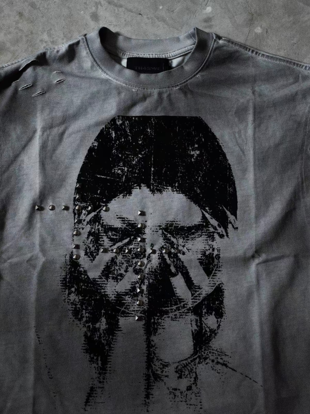 【TH4SWE】Dark Graphic Studded Distressed Tank Top