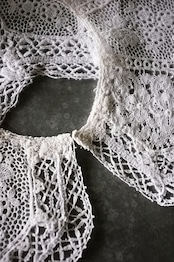 フランス 大挙する花々とピエロ的付け襟 アンティーク