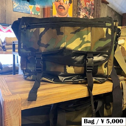 Camo pattern messenger bag by Wood Land. Military camo camouflage messenger bag, travel bag, Boston bag, large capacity.