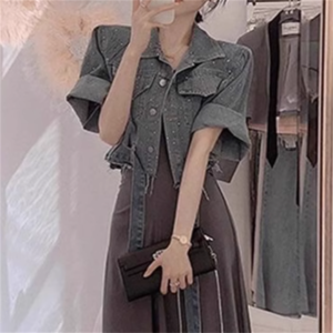 【送料無料】 ジャケット アウター 羽織り デニムジャケット 袖あり Aライン フレア ショート 薄手生地 デニム かわいい 大人可愛い 大人女子 こなれ感 シンプル カジュアル 大人 上品 おしゃれ お洒落 ラフ コンサバ ガーリー 無地 夏 20代 30代 40代 レディース 女性 デート お出かけ お茶会 女子会 休日 演奏会 授業参観 着回し プチプライス デイリーユース 普段使い オルチャン 韓国系 ファッション 半袖 リボン キラキラ 装飾 コーデ スタイル 定番アイテム 着痩せ インスタ映え