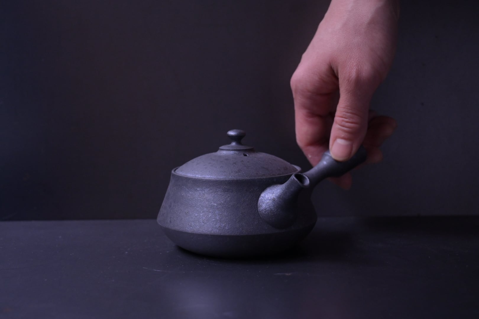 藤田徳太 鉄釉平三角急須 | 鎌倉倶楽部 茶寮