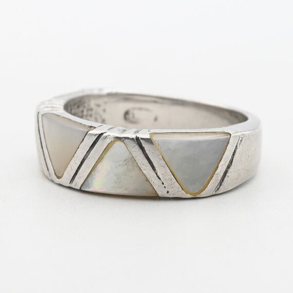 White Mother Of Pearl Accent Minimum Style Ring #17.0 / Denmark