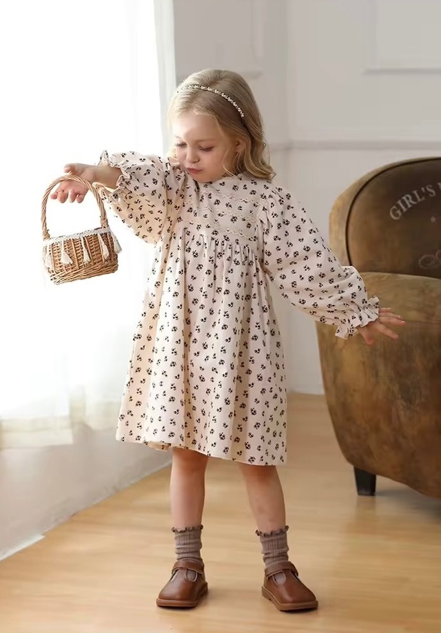 【取寄】ノーカラーでスッキリ着られる流行りの淡色花柄ワンピース