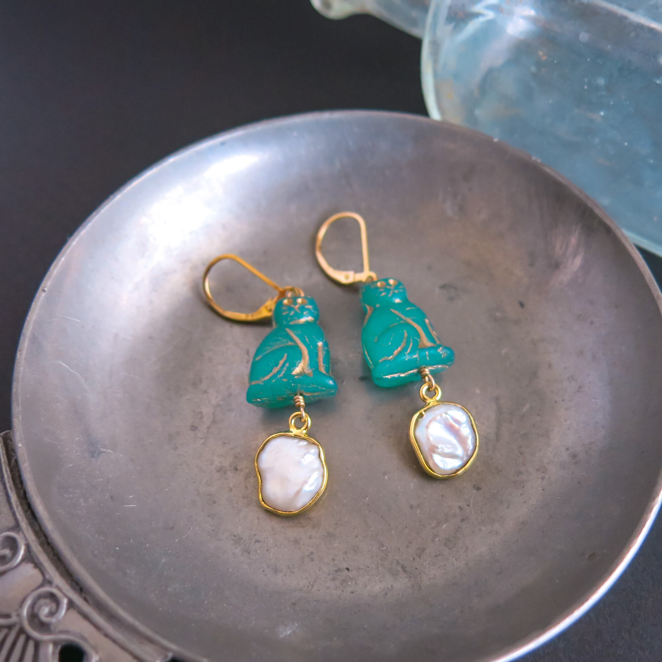 枠付き淡水パールのねこピアス