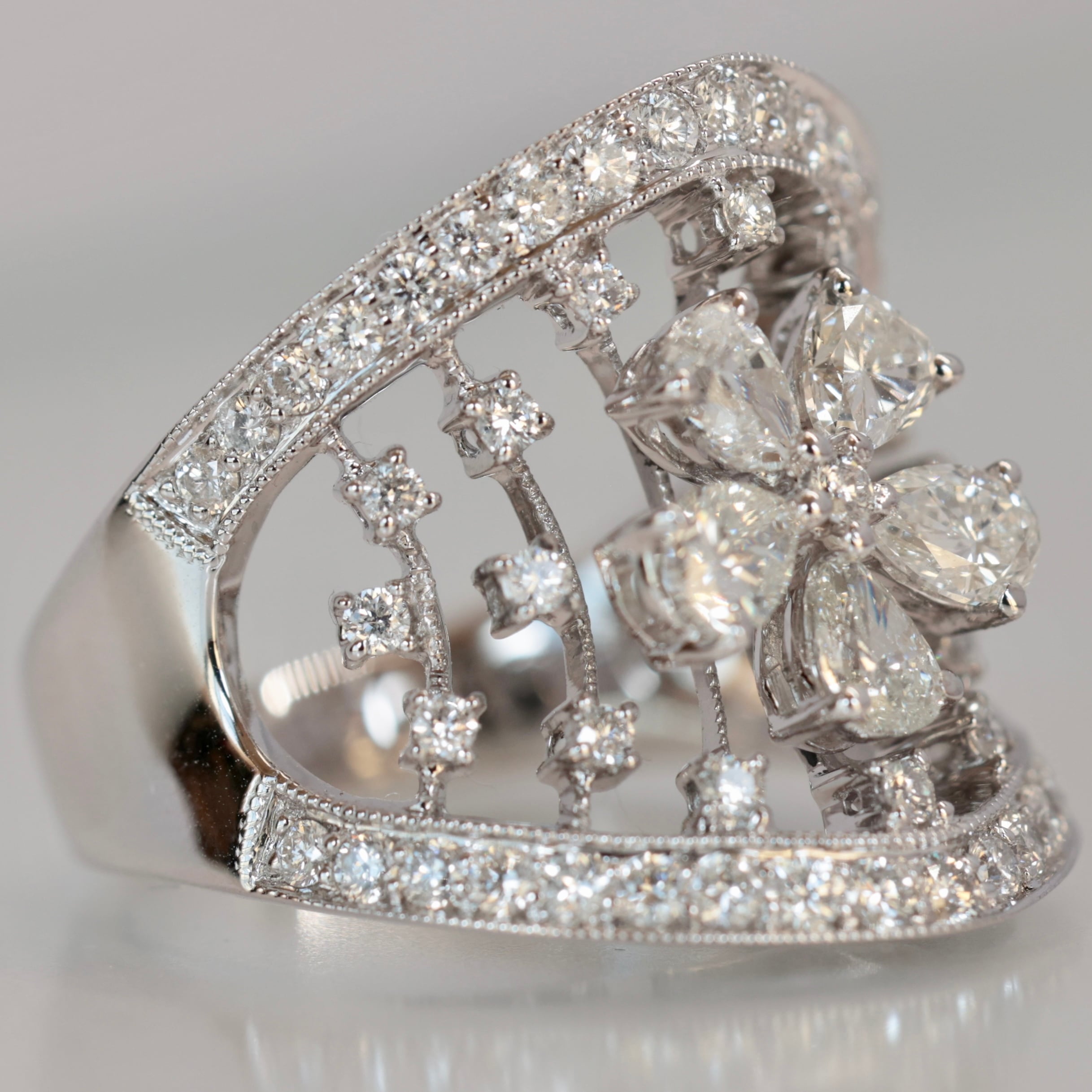 K18 WG ダイヤモンド 1.84ct リング ペアシェイプ 透かし彫り ミル打ち 