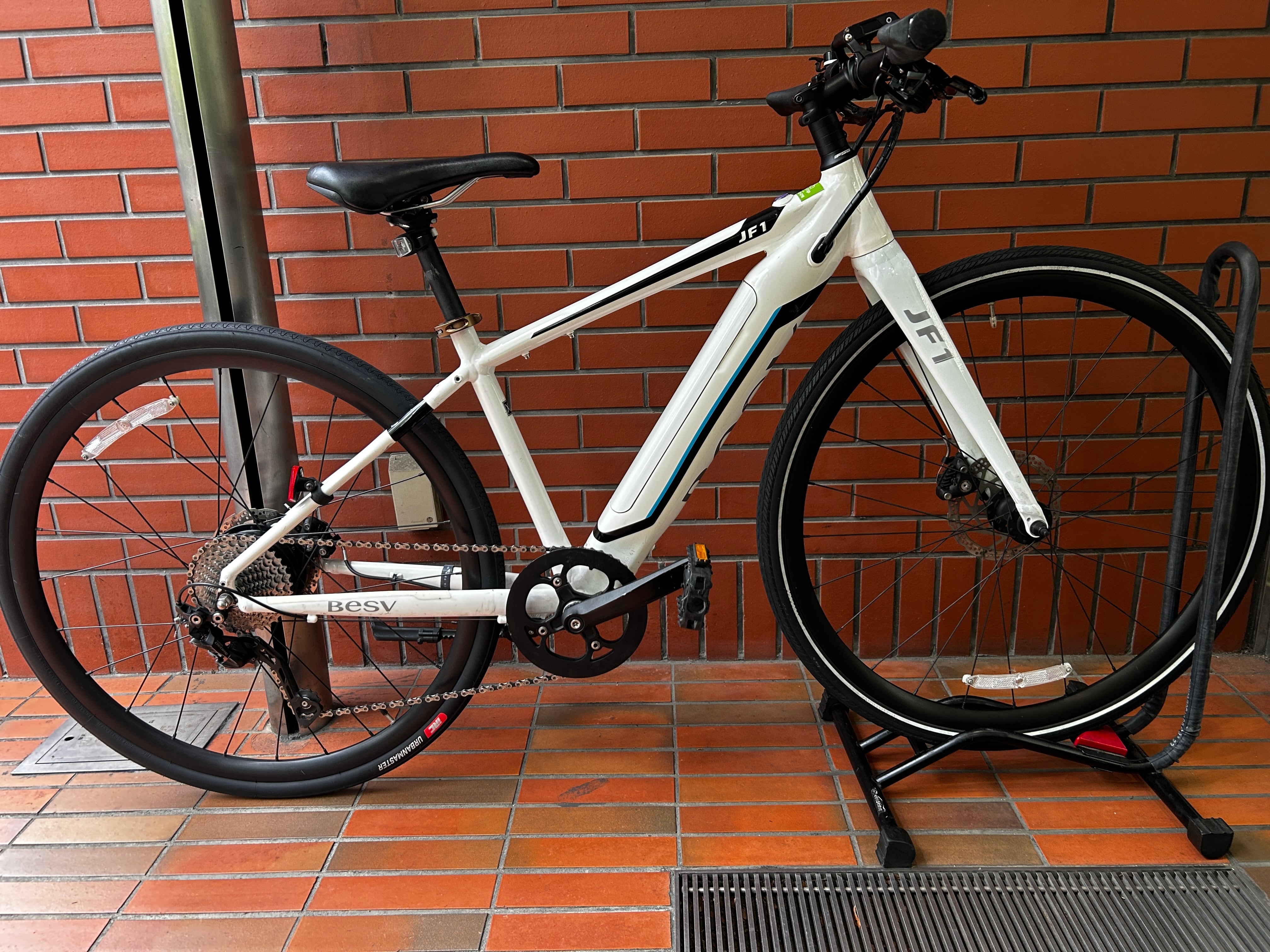 BEEw55) Besv(ベスビー) JF1 サイズM 166~182cm 電動アシスト中古車 E