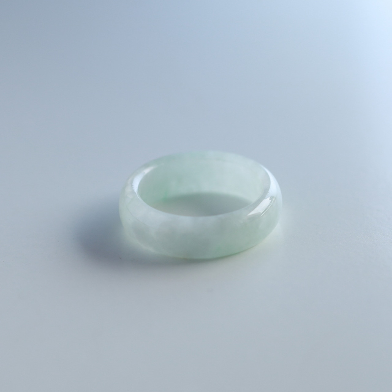 【9.5号】オンライン限定！ とろける淡緑色 くり抜き甲丸リング A貨翡翠 jd_rg1169
