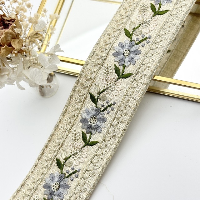 1ロール　フラワーキス　[サックスホワイト]インド刺繍リボン　1637-1R