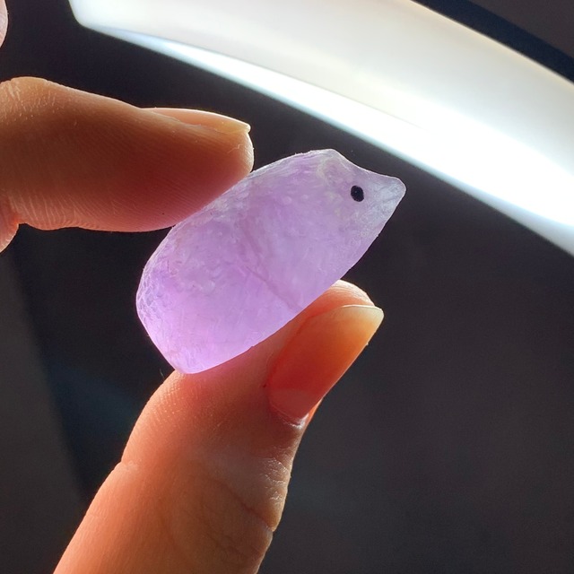 2.フローライトハリネズミが住み着いている水晶クラスター