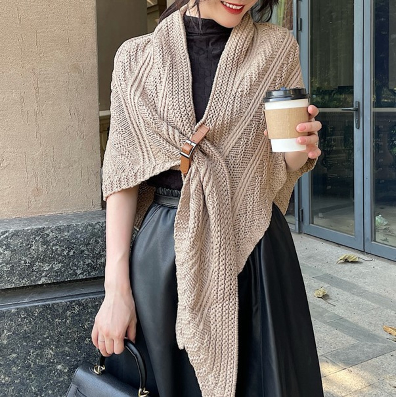 ベルト付きケーブル編みケープ W01183