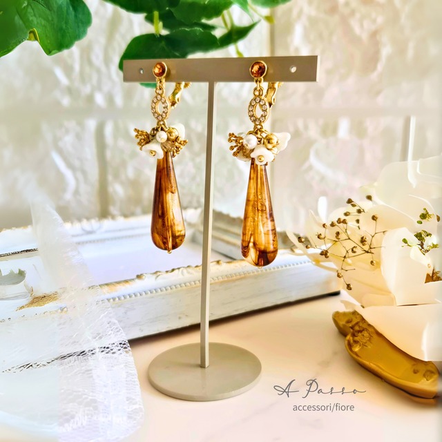 フラワーチェーンピアス/イヤリング （ホワイト/マスタードイエロー）