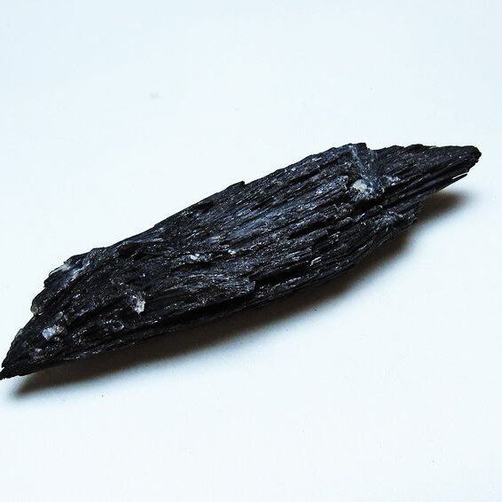 ブラック カイヤナイト 原石 一点物 171-7579