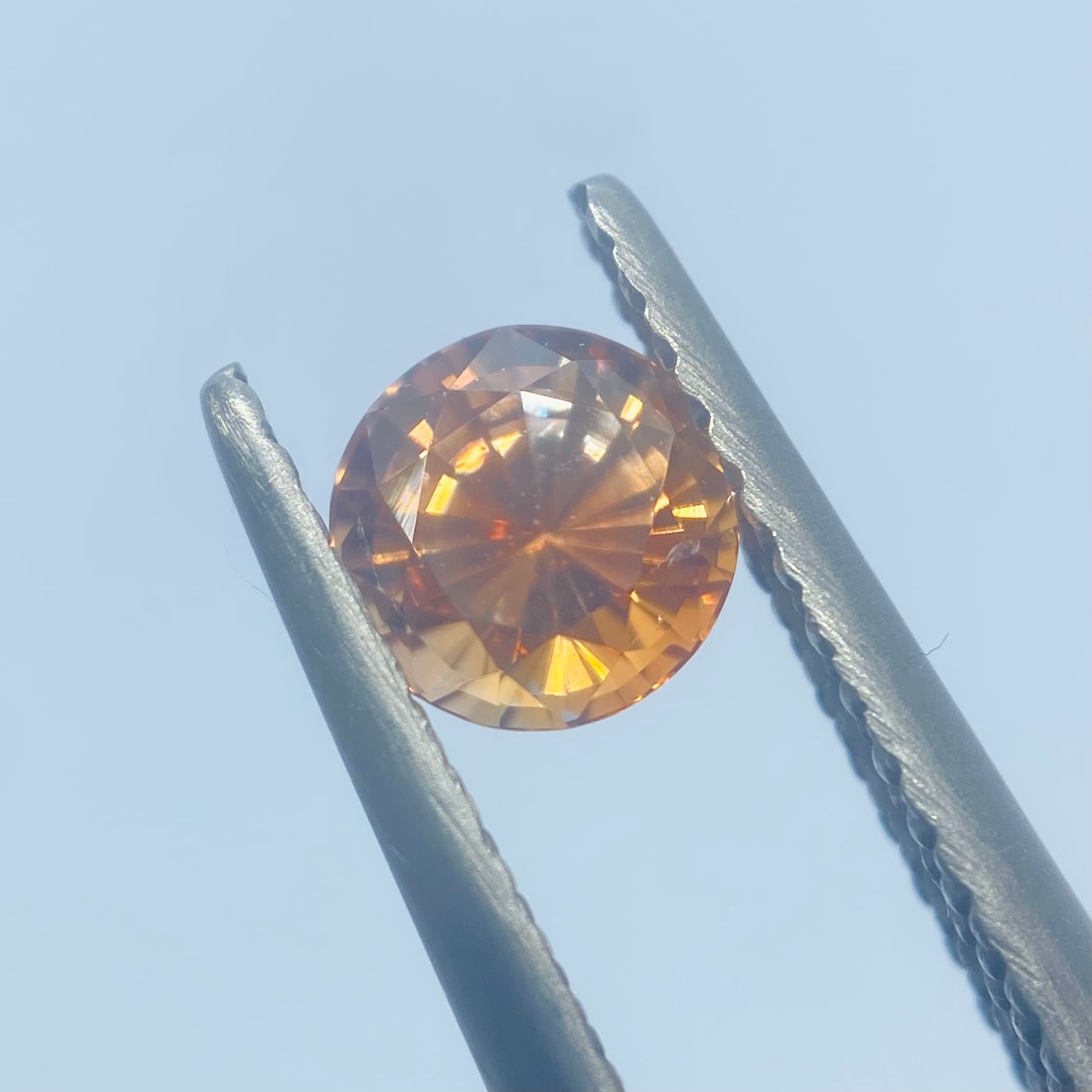 輝き、色味の素晴らしいオレンジブルーのサファイア