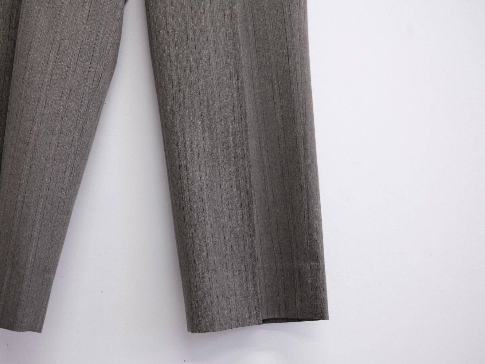ULTERIOR” MELANGE HERRINGBONE STRIPE TUCKED TROUSERS” | Lapel