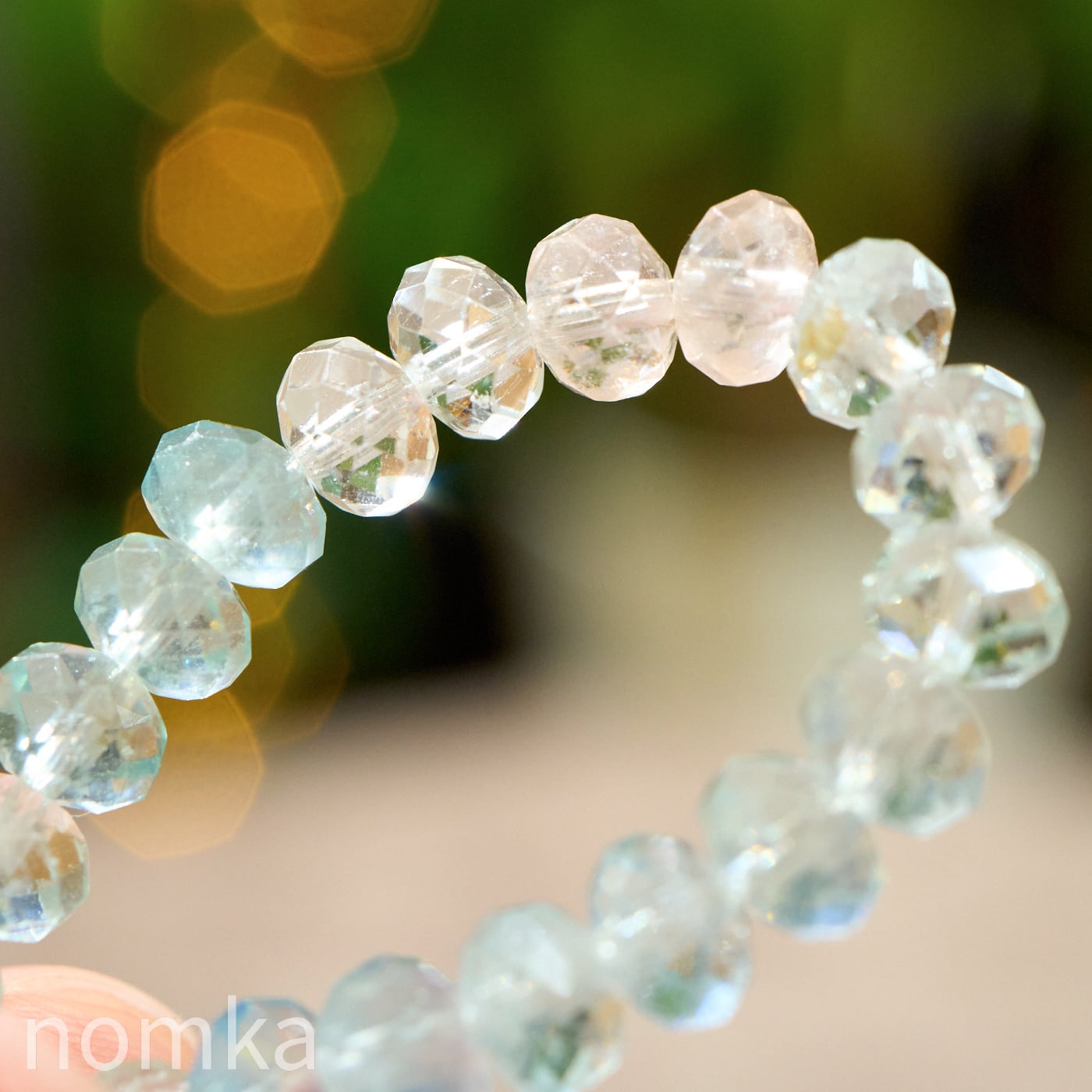 【光を編み込む、宝石の雫】アフリカ産 宝石質アクアマリン ボタンカットブレスレット(16cm)