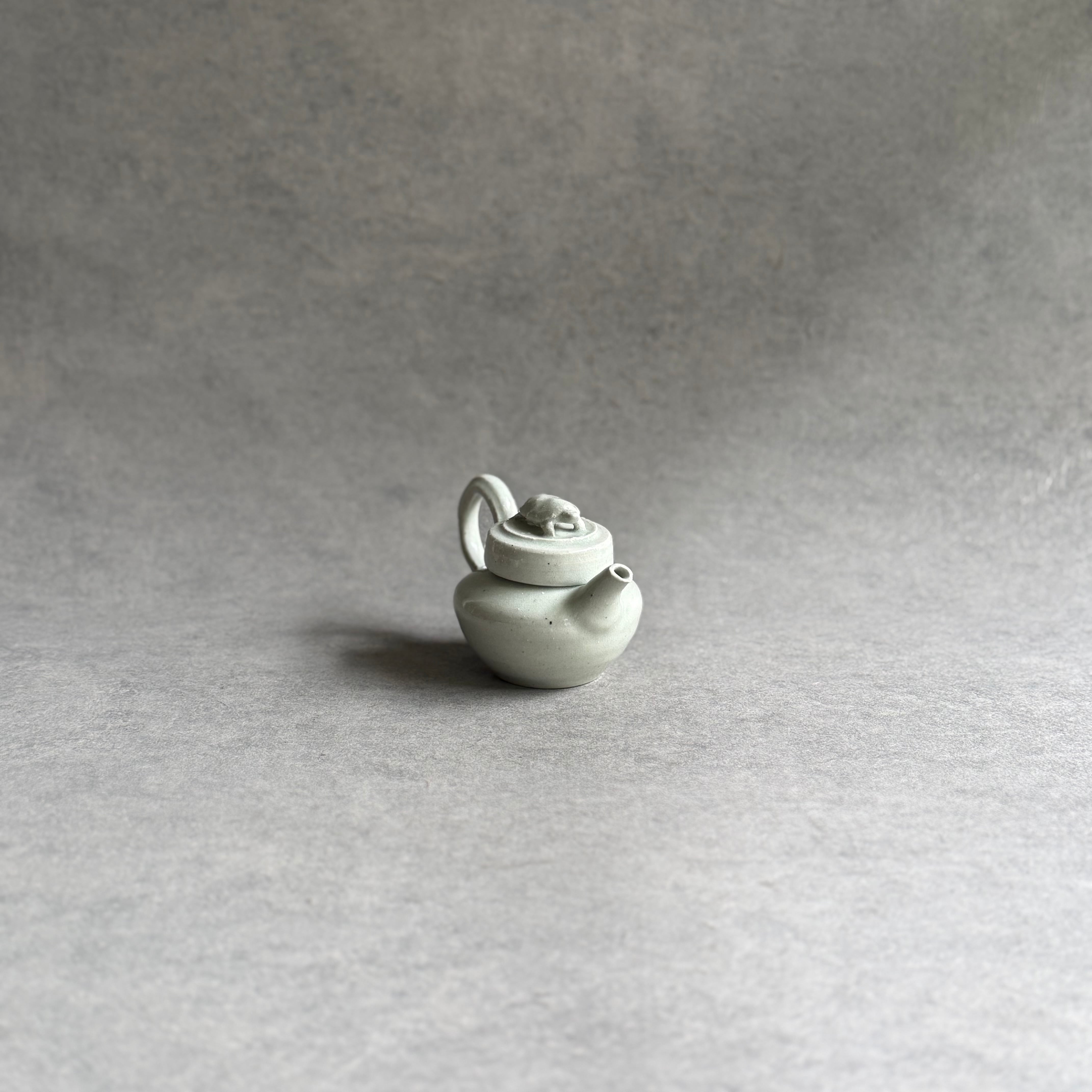 日高伸治 白磁亀文茶壺 | gallery 一白