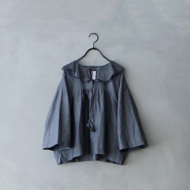 【MAGALI】コットンシルクブレイド・フリルカラーブラウス／グレイ