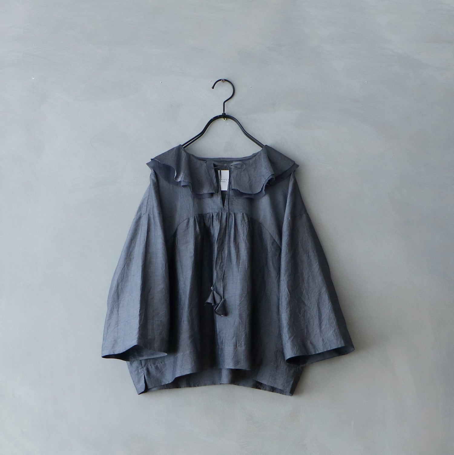 【MAGALI】コットンシルクブレイド・フリルカラーブラウス/グレイ