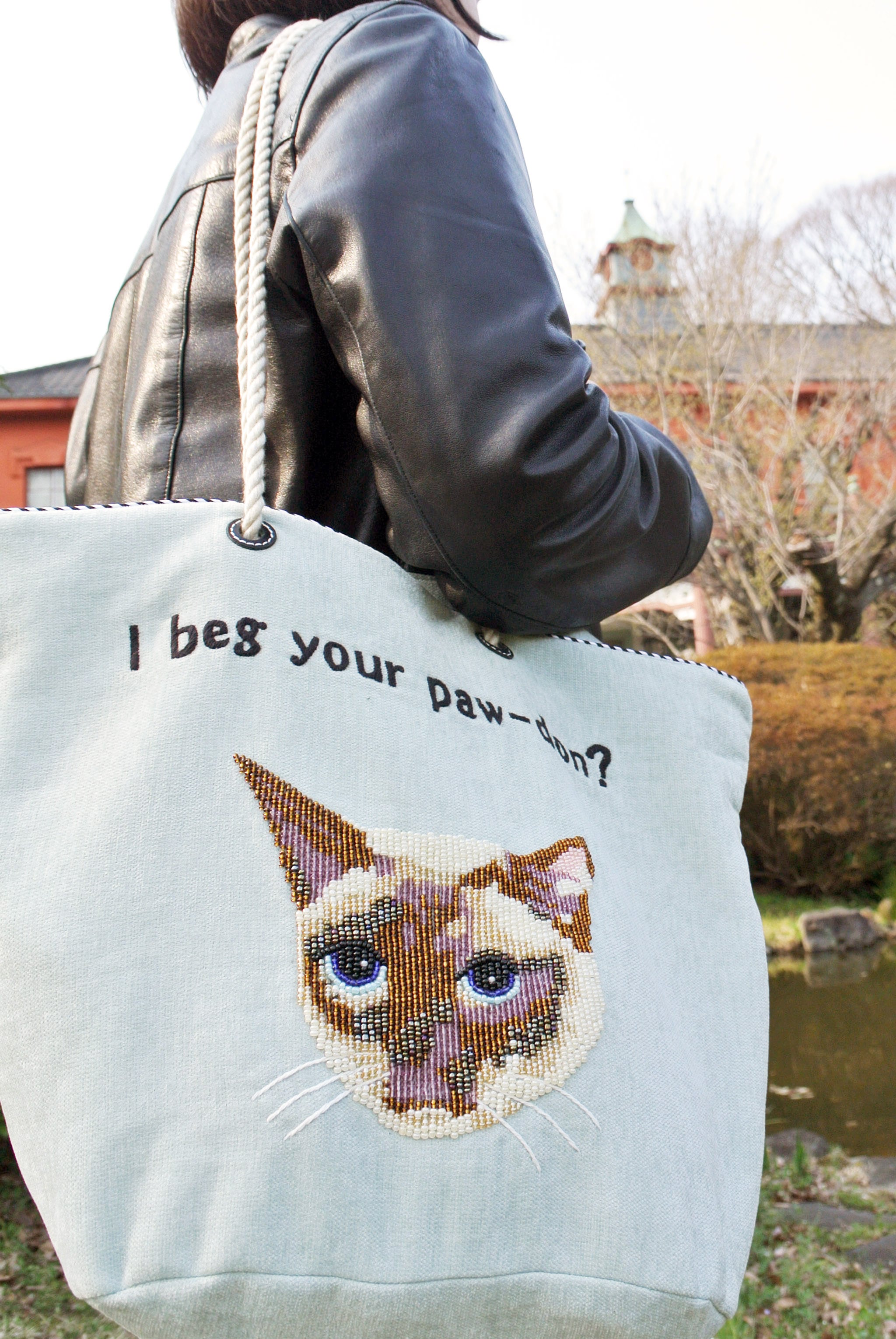 CAT IN DA HOUSE ビーズ刺繍　ネコ　トート 黒ねこ Black CAT IN DA HOUSE ビーズ刺繍 ネコ トート 黒ねこ Black 黒猫とお散歩し