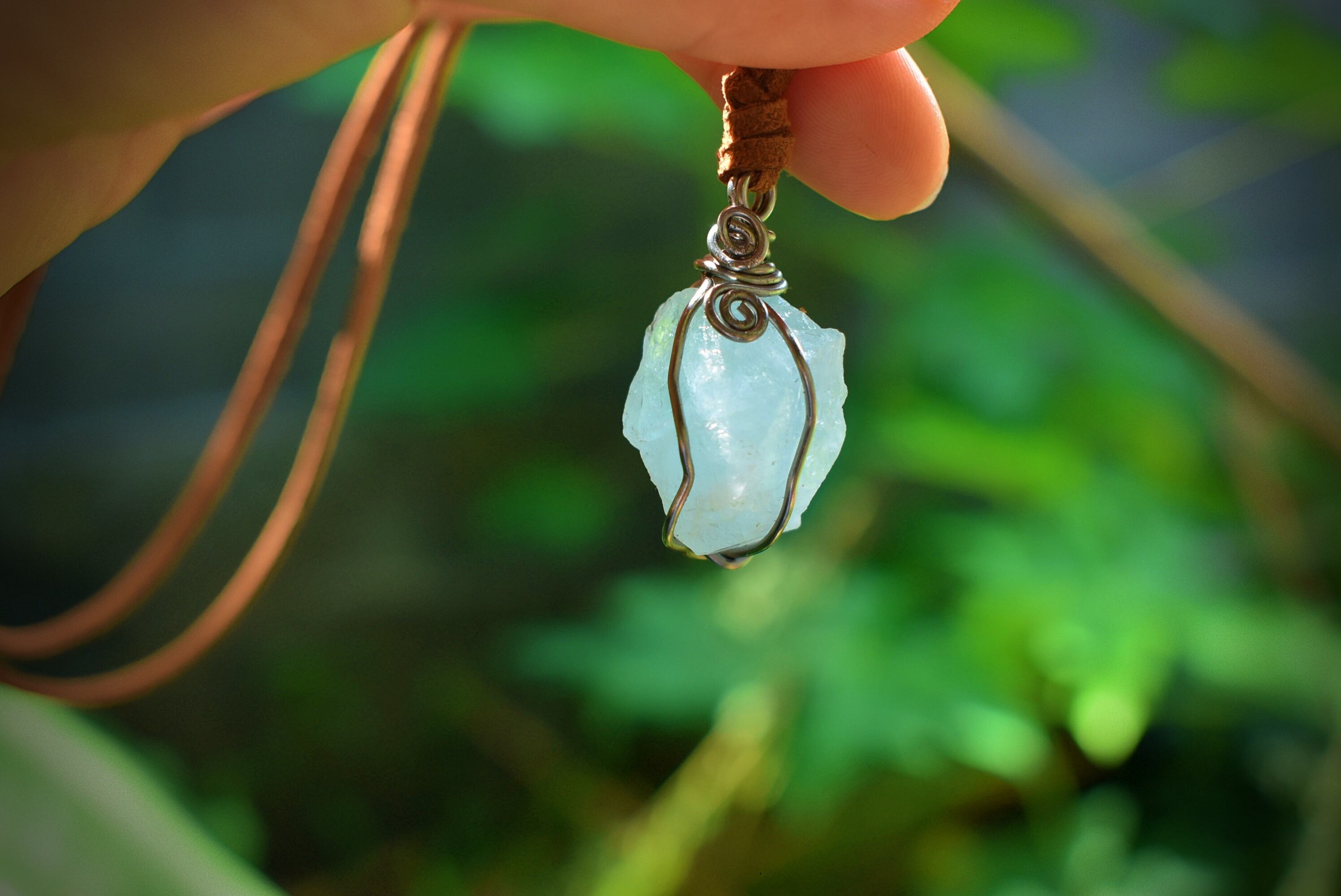 虹の見える★アクアマリン原石★ワイヤーアートペンダントC aqa008