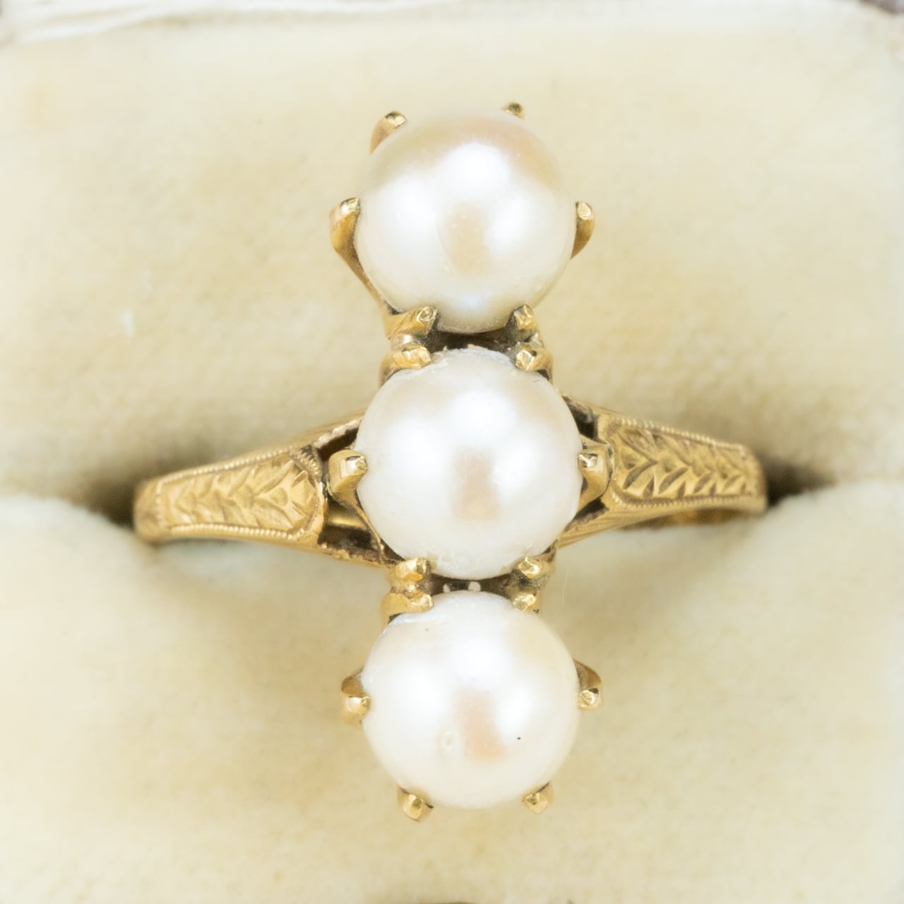 【日本の作品】昭和レトロ ヴィンテージ ゴールド ジュエリー K18 モダン レトロ 3珠 パール 月桂樹 和彫り 手彫り デザイン リング 指輪 MOR00640