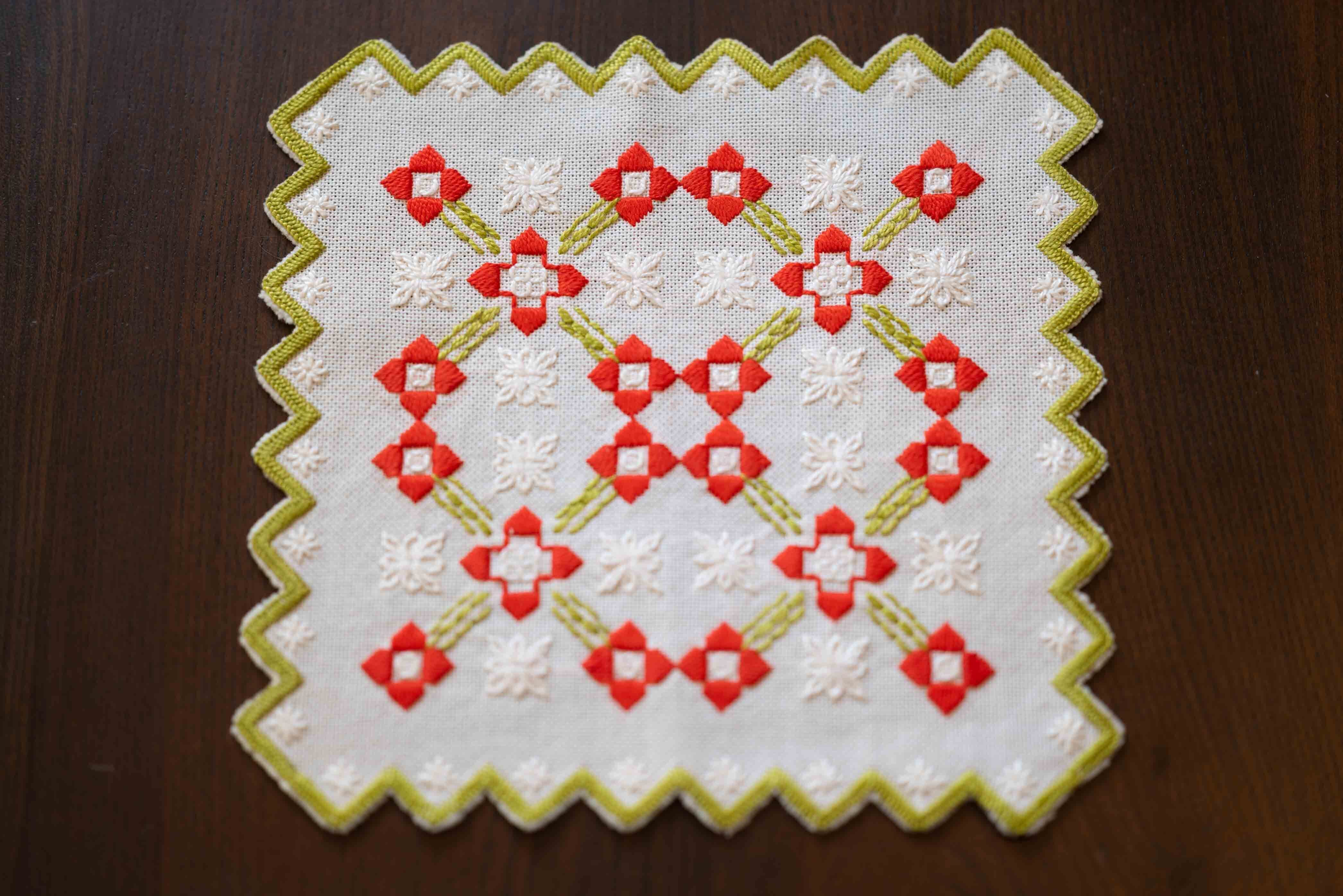 ミニサイズの赤いお花のテーブルクロス カフェオレボウルと相性抜群です! 手刺繍 麻製品 北欧仕入れです