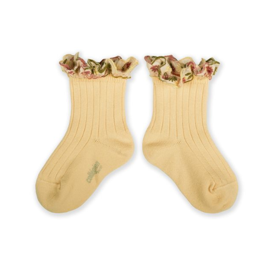 Collegien - Anémone Embroidered Ruffle Ribbed Ankle Sock / Vanille