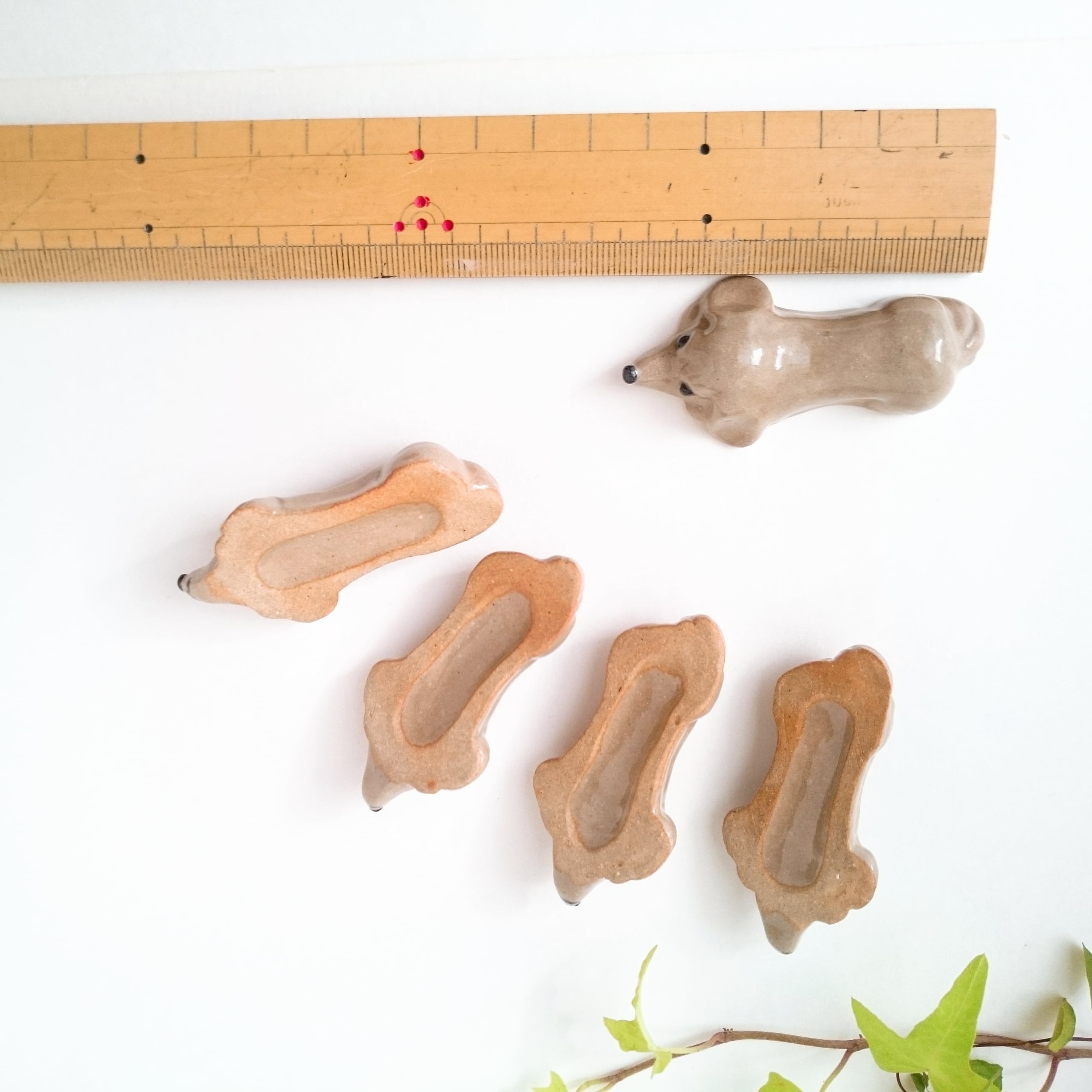 ダックス犬の箸置き（薄茶色）伏せ | Pay ID