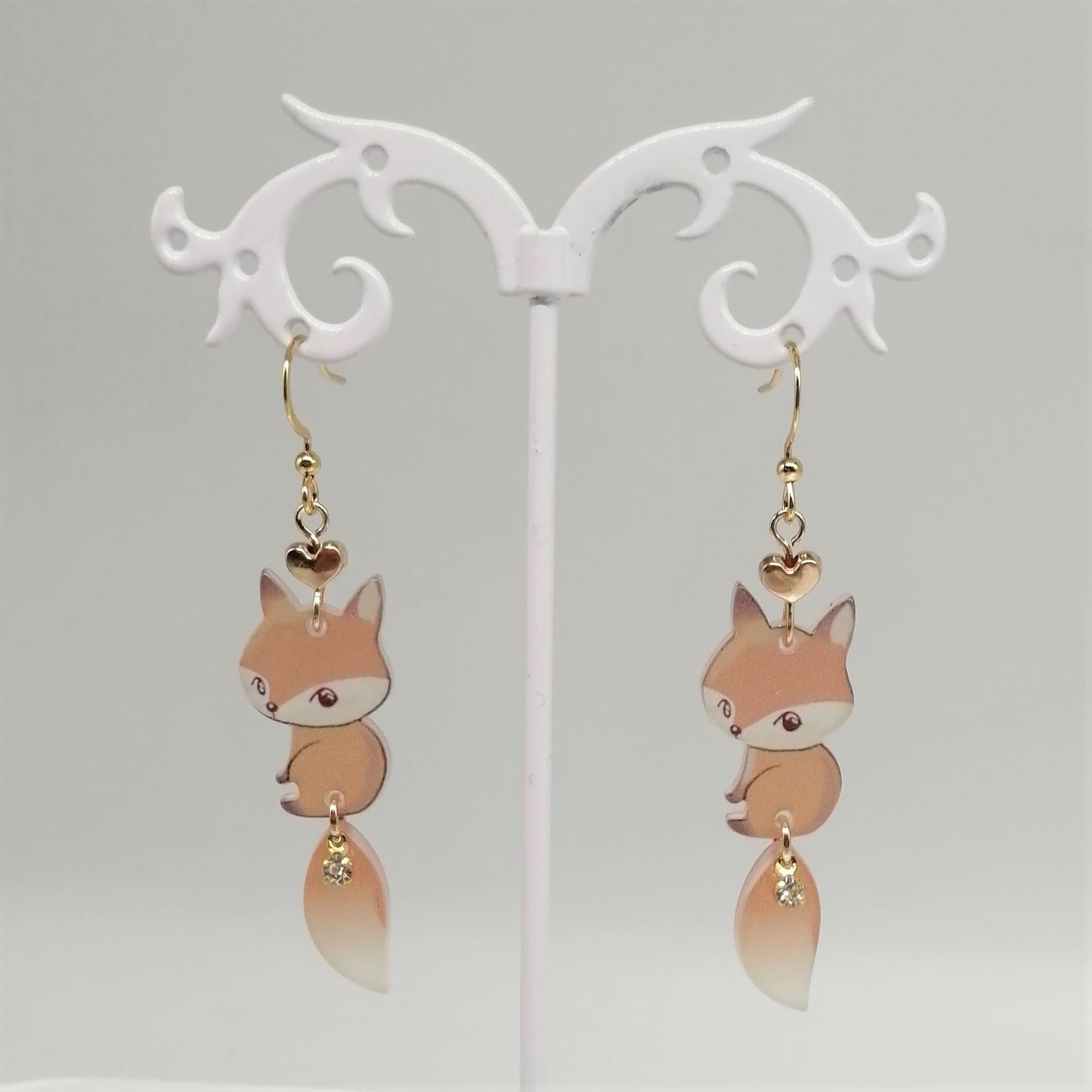 サージカルステンレス ピアス】しっぽゆらゆら アクリル