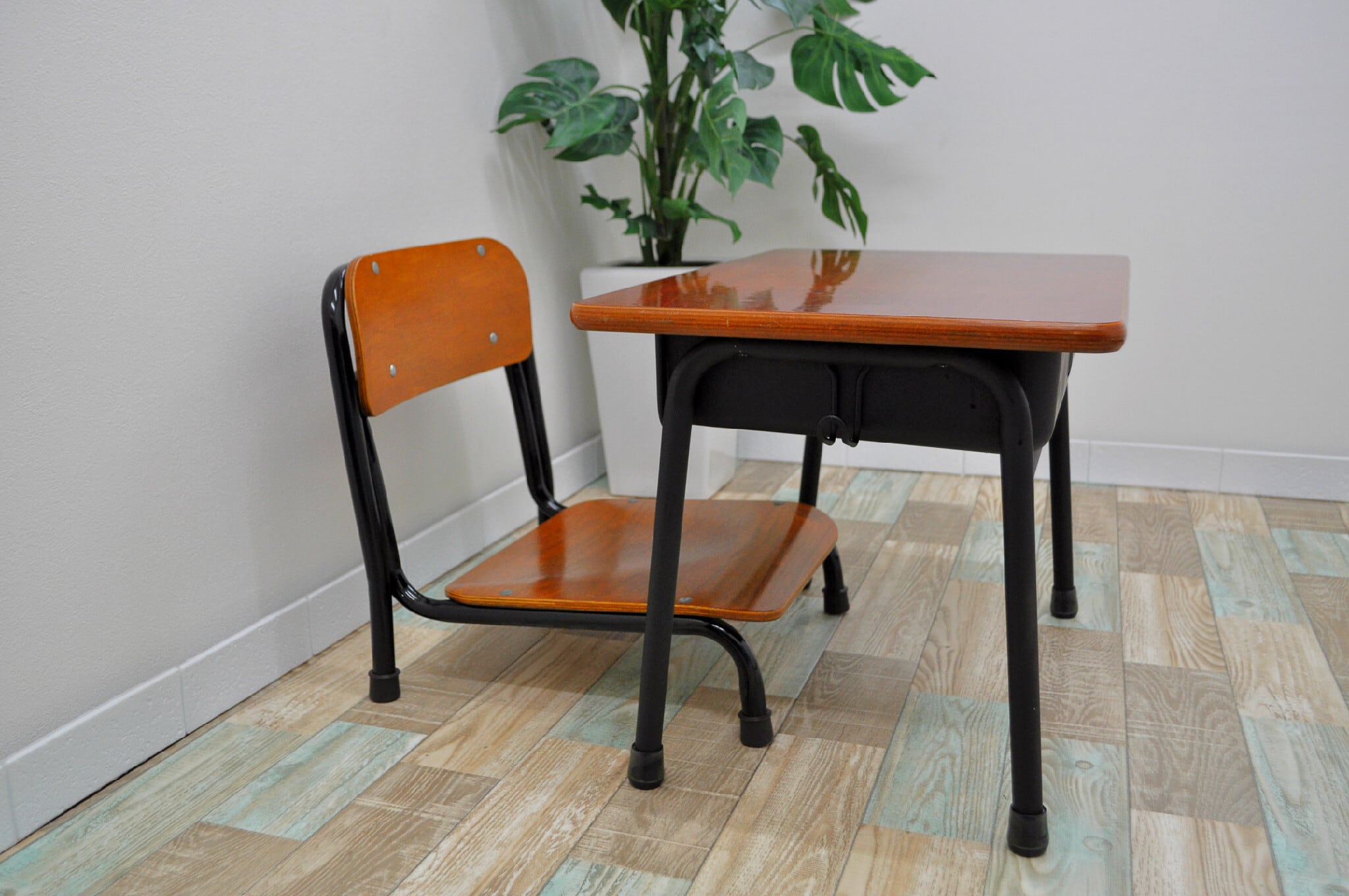 あの頃にタイムスリップ？懐かしさ溢れるローテーブル（学校机