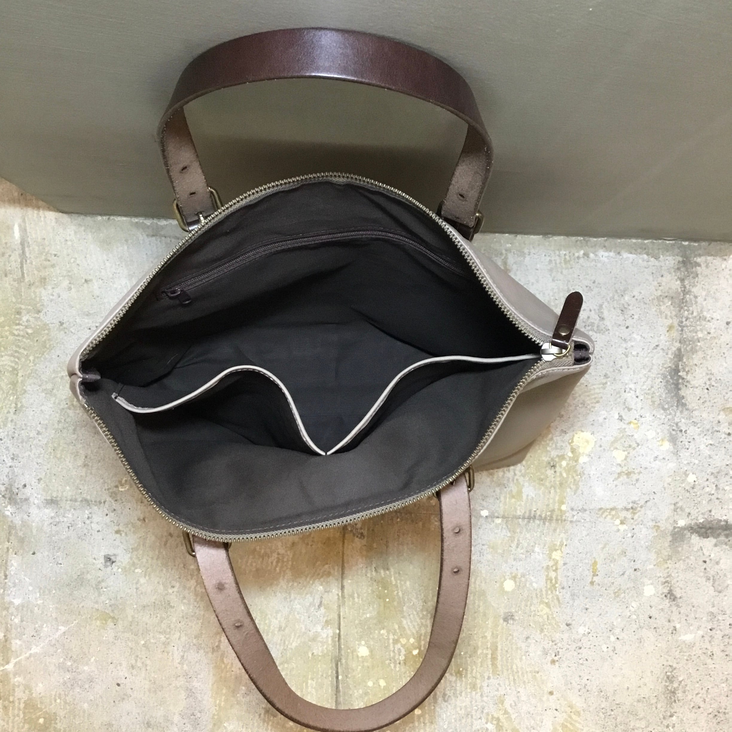 グレージュオーク」柔らか牛革のシンプルトートバッグ／レスデザイン