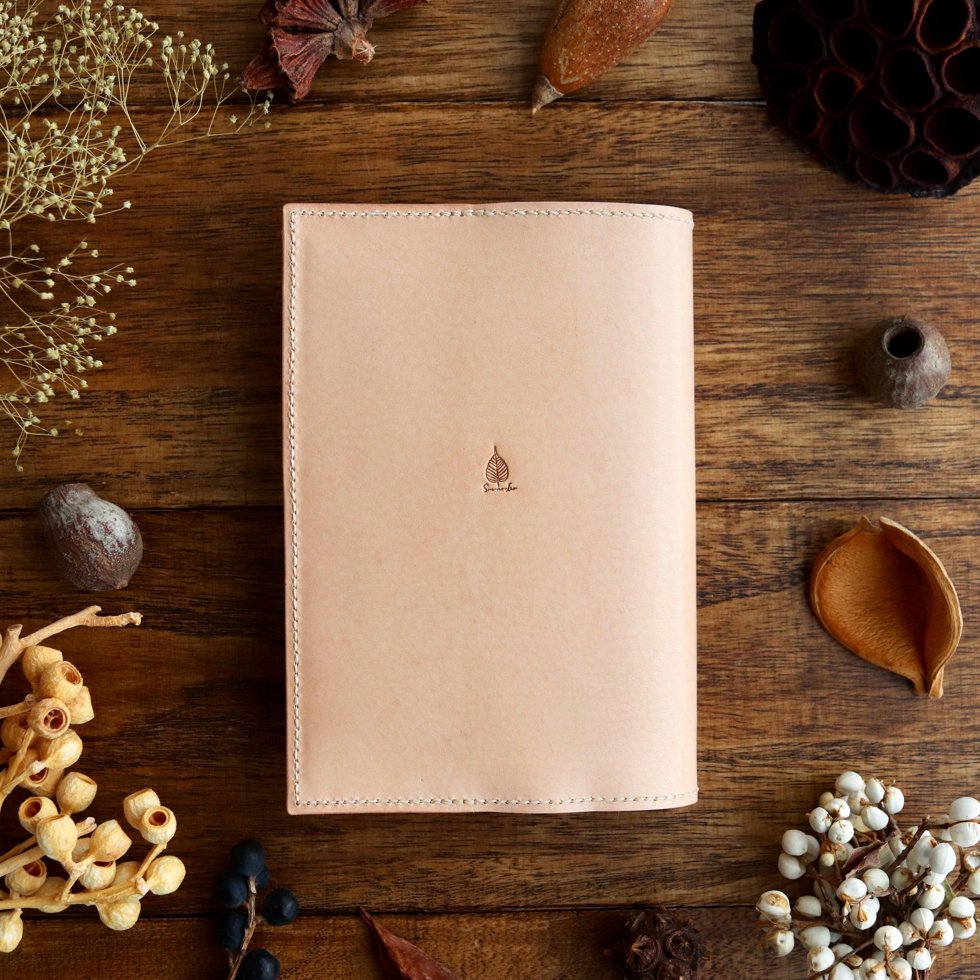 読書がしたくなる」ヌメ革の文庫本ブックカバー | 草木染レザー Sou-no-Iro