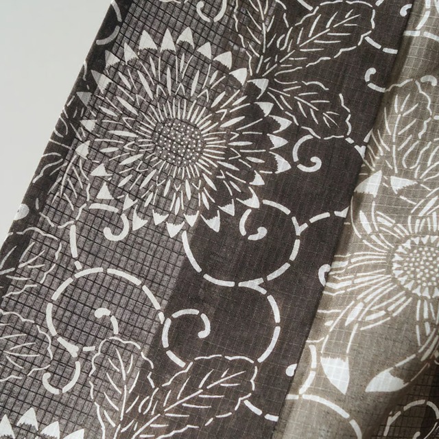 【浴衣】小千谷織物　綿麻紅梅　越後型型染浴衣　花唐草柄　肥後煤竹×涅色