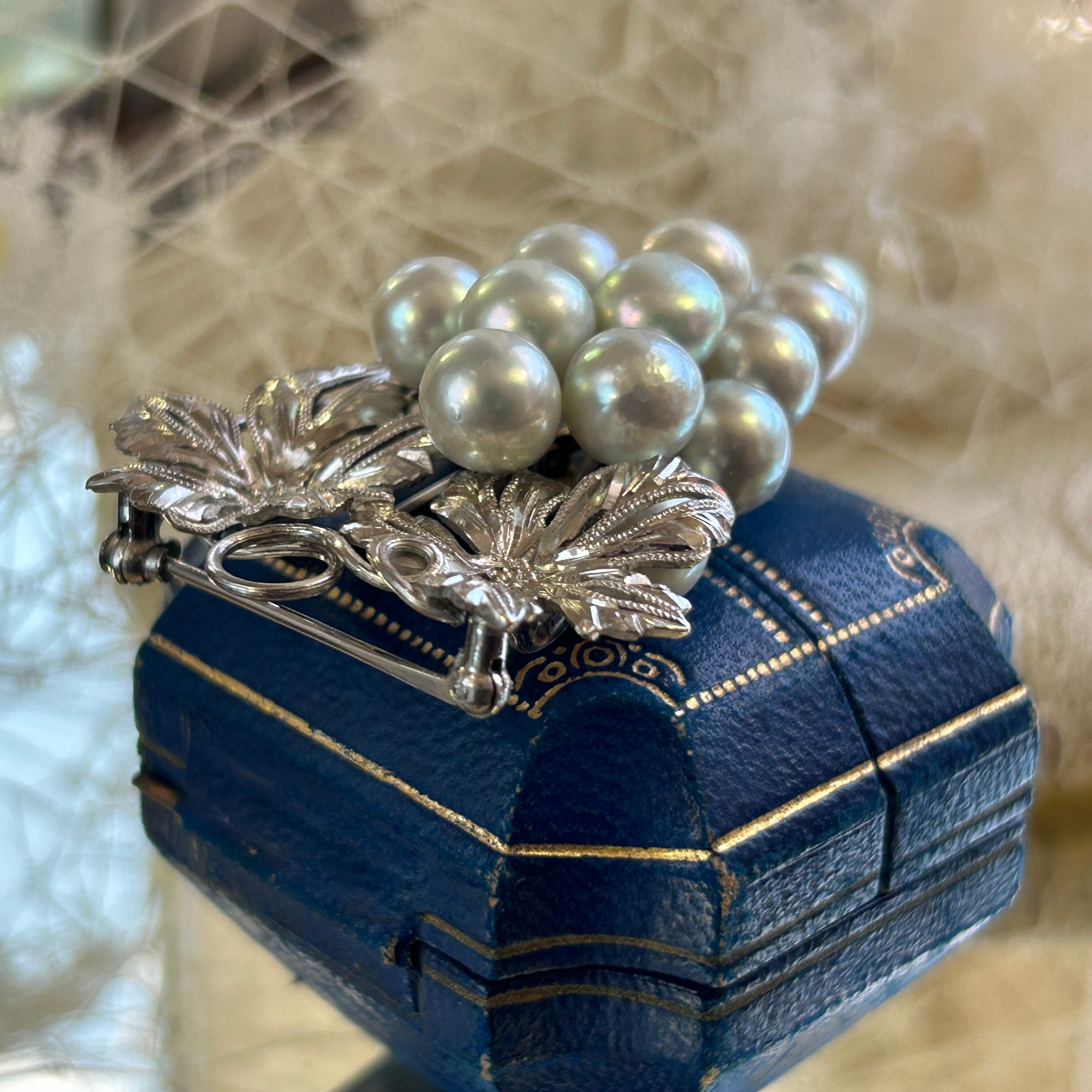 ヴィンテージ  シルバー系あこや真珠たわわ葡萄のブローチ