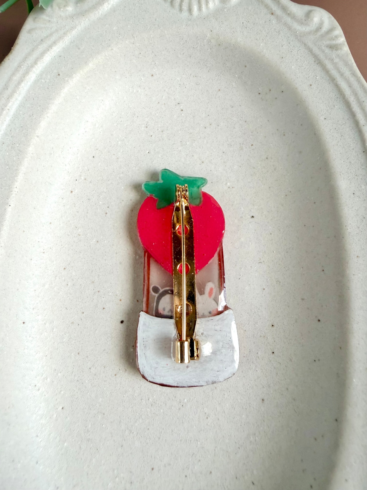 ブローチ『ふわりの国のいちごの気球』