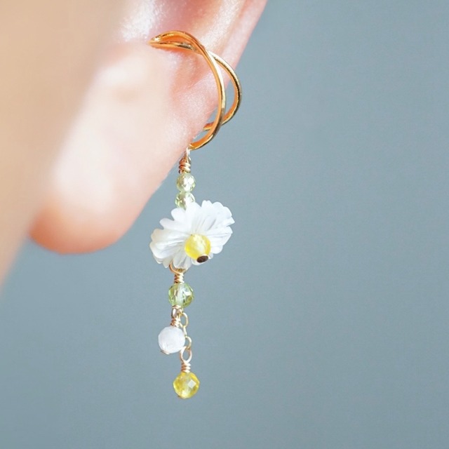 「マーガレット」天然石 イヤーカフ 片耳 ペリドット ムーンストーン 誕生石 春 ホワイト 白 花 母の日