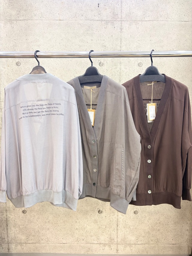 【送料無料】AnnaKerry(アンナケリー)バックロゴカーディガン 刺繍ロゴ シアー Vネック 大人カジュアル 手洗い可能 85262408