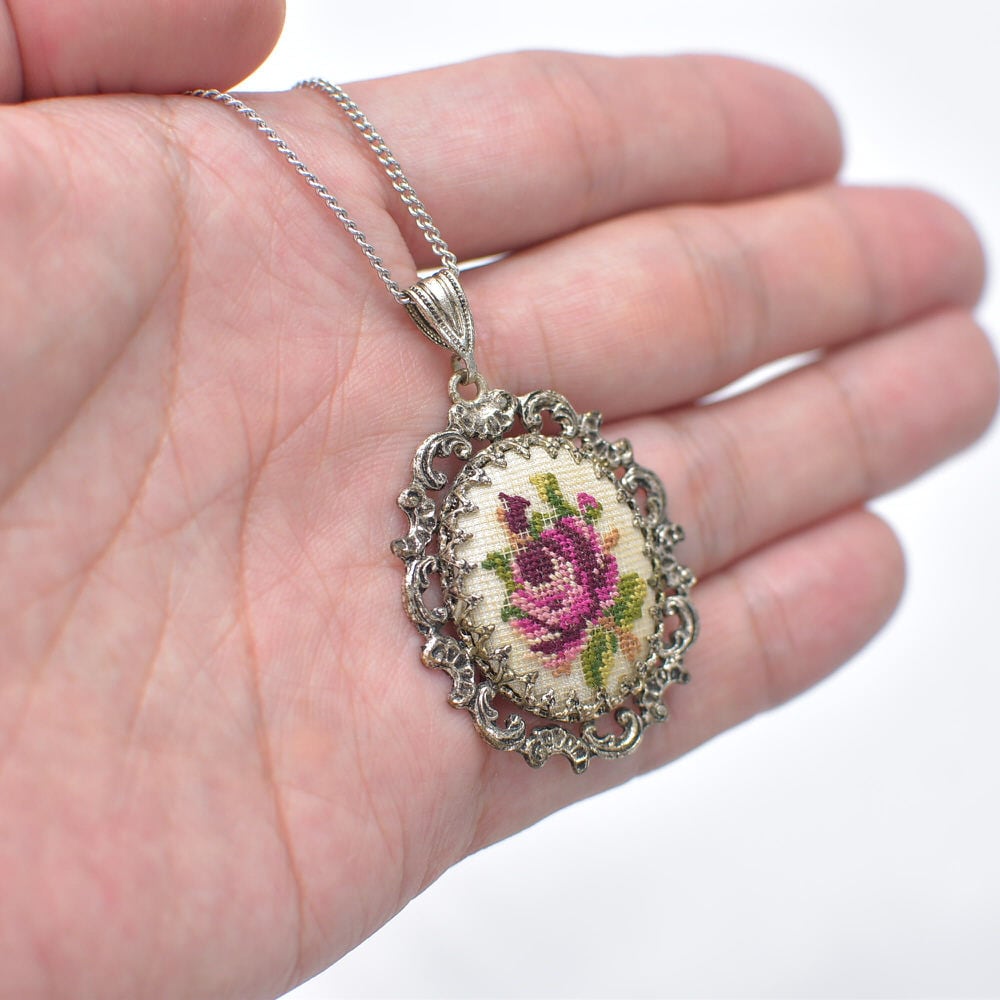 Vintage フラワー刺繍 モチーフ ペンダントネックレス プチポワン