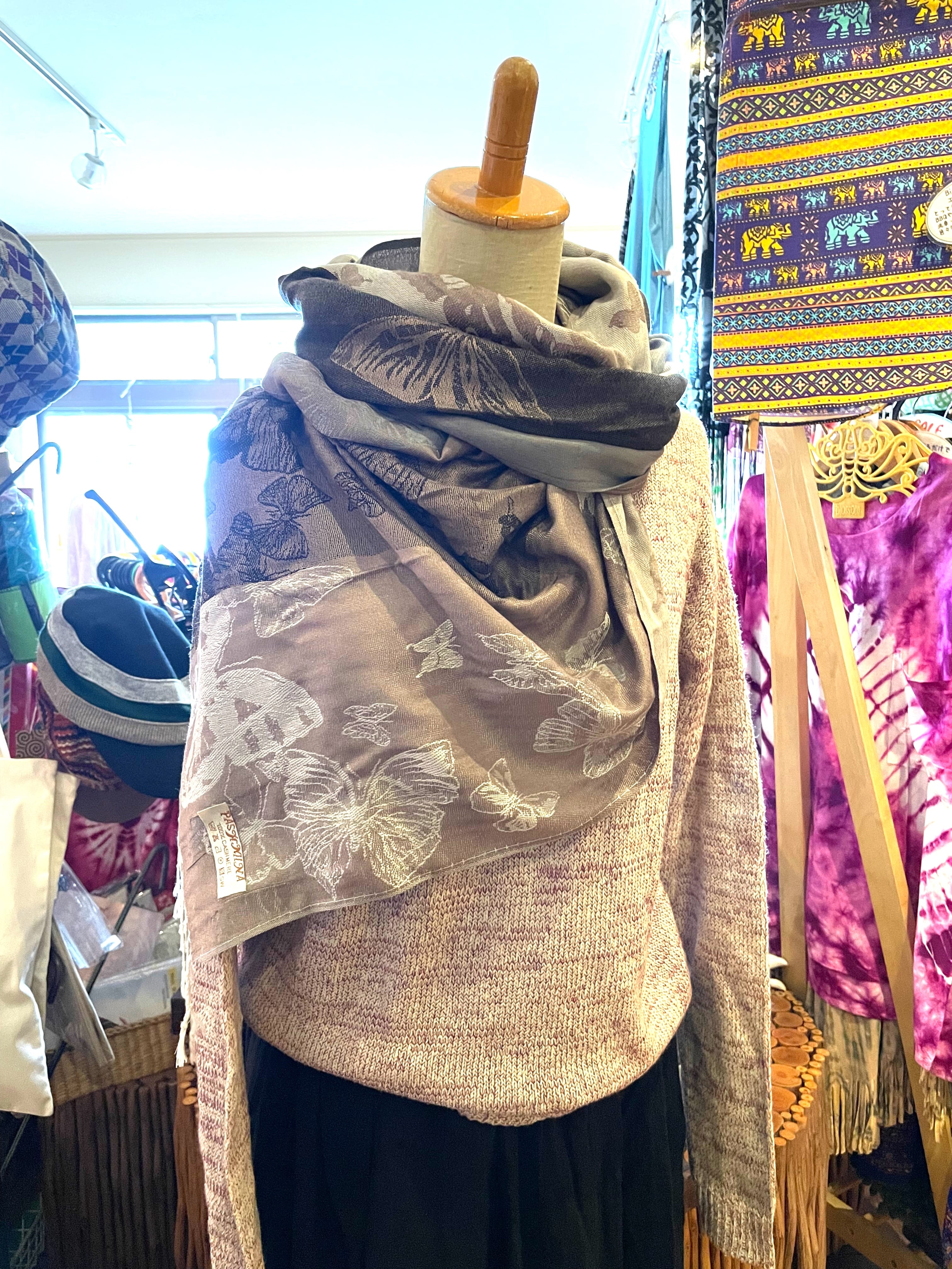 ストール 大判ストール 上品 柔らかい 光沢 リバーシブル リバーシブルストール 春 夏 秋 冬 マフラー アジアンストール 柄 エスニックファッション アフリカン エスニック パーティー プレゼント アジアン 蝶々柄 ブラウン系 * アジアン雑貨 No.18 A