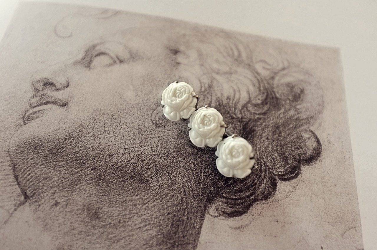 フランス  三人の白薔薇とブローチ アンティーク