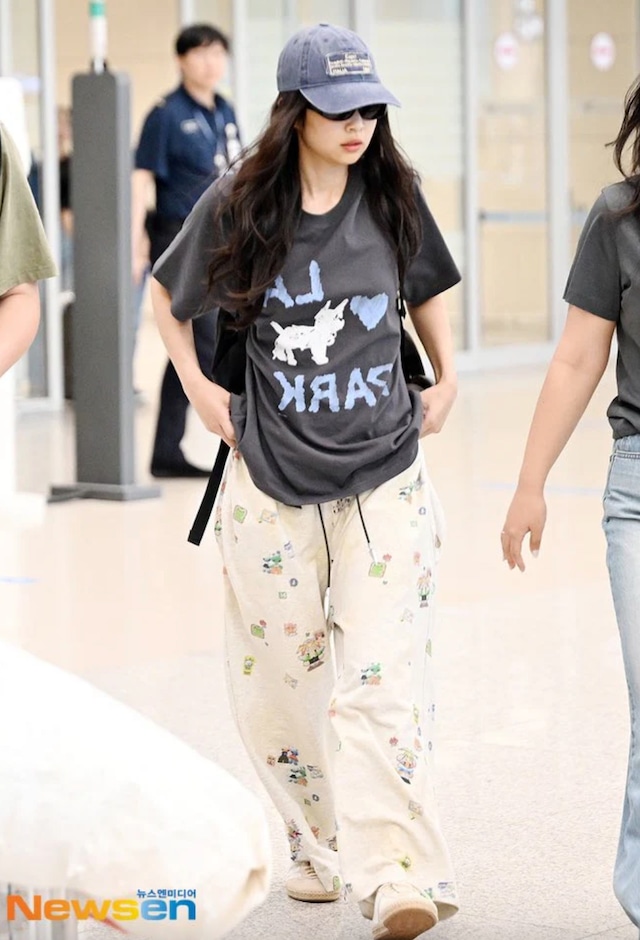 Black Pink ジェニ着用★LOW CLASSIC★LOVE PARK T-SHIRT★人気 BLACKPINKジェニとソンミンス!LOW CLASSIC LOVE PARK Tシャツ