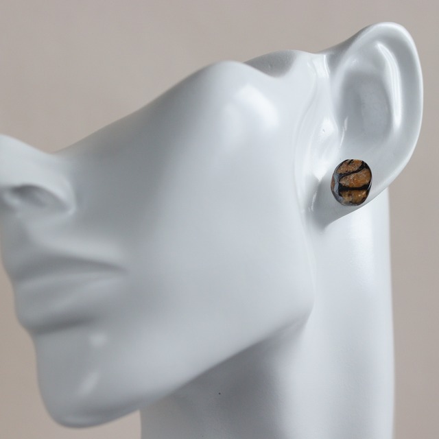 K14｜Fossilia｜アンモナイトのシングルスタッドピアス（片耳）C