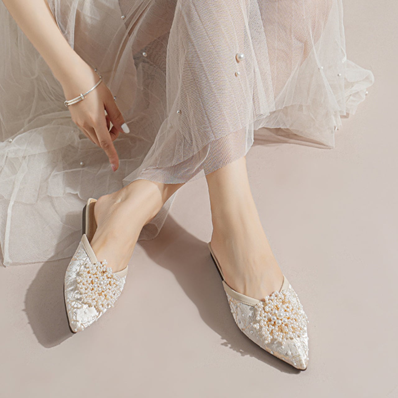 エレガント ボリューム パール スリッポン-ベージュ