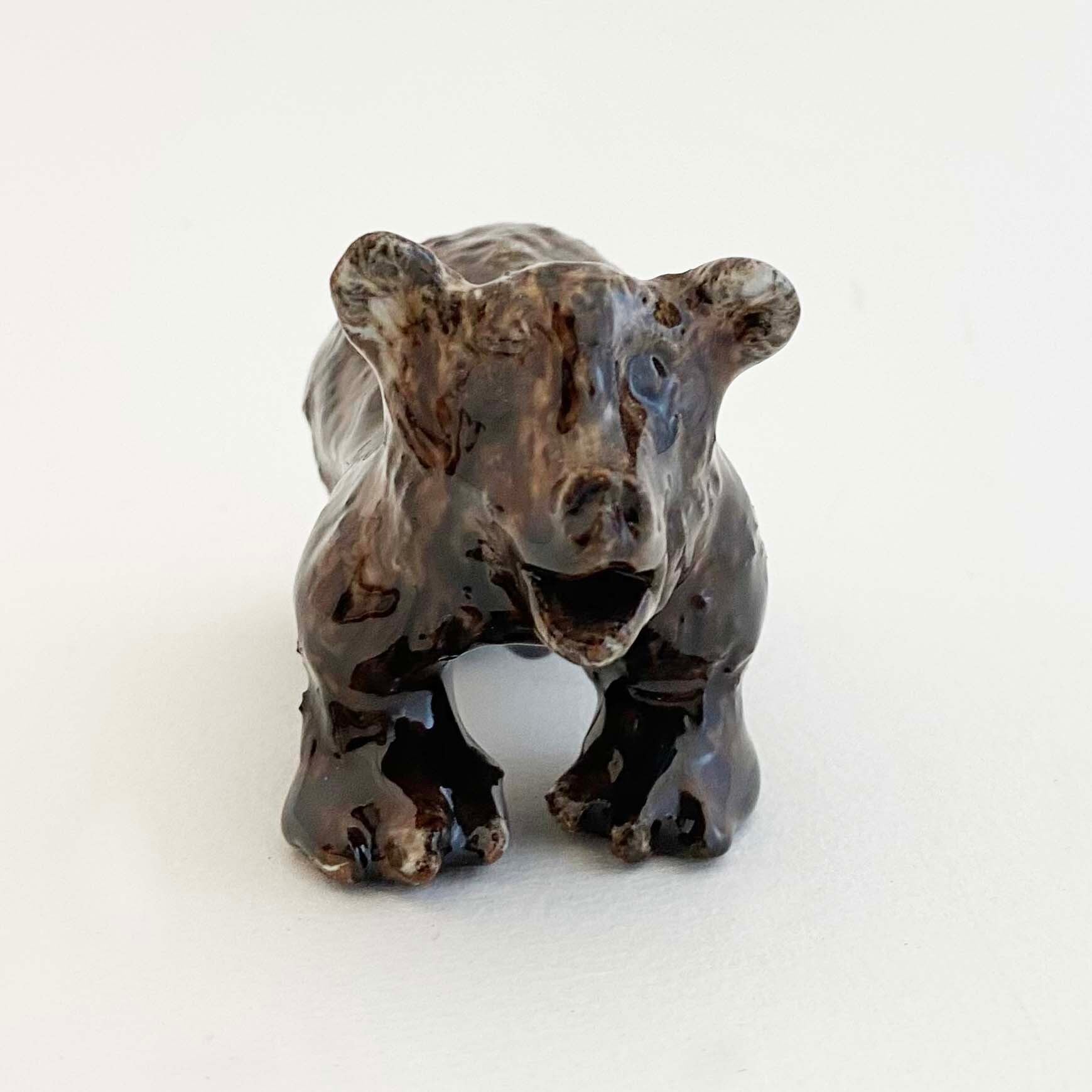 ラトヴィアのラトガレ陶器の熊（歩行）