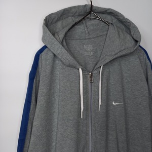 ナイキ　ジップアップ　ライトパーカー　フーディー　ライン　スウォッシュ　刺繍ロゴ