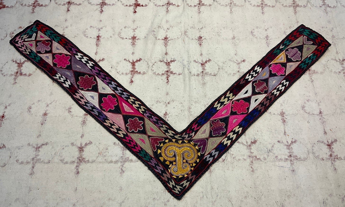 ラカイ族手刺繍壁飾りB260069 | アフガニスタンバザール