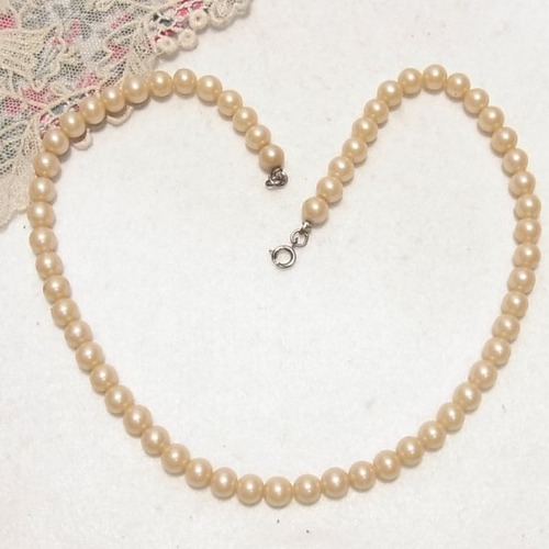 ベージュ色のパール風ビーズネックレス　アクセサリー卸値以下でセール　K1618N