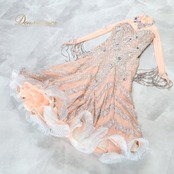 社交ダンス 衣装 gentil Chisaki uga ジャンティ 宇賀千咲 スタンダードドレスワンピース ドレス ピンク系 オレンジ系 ゴールド系 ピンク サーモン くすみ デモ 競技 ダンス パーティ 発表会 フリル 豪華 高級感 上品 大人可愛い キラキラビジュー 競技会 デモンストレーション 舞台衣装 発表会ドレス ダンスドレス